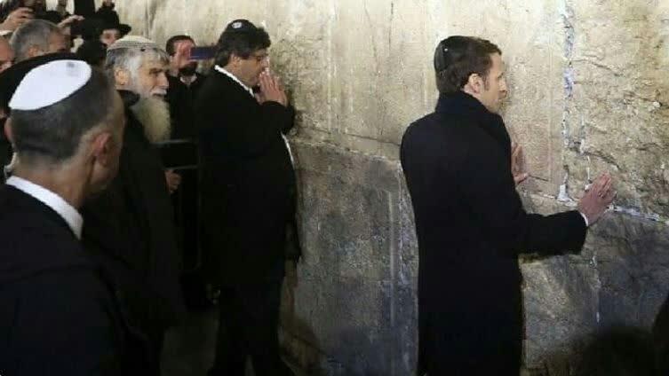 تصویر : حضور امانوئل مکرون ، گوه اعظم فرانسه در کنار دیوار دعای دروغین صهیونیست ها