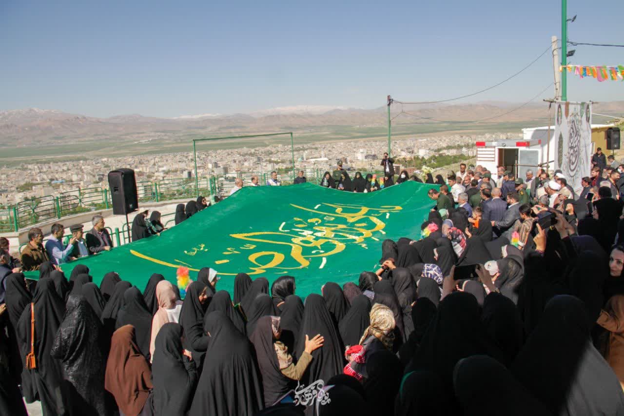 اهتزاز پرچم متبرک حضرت علی بن موسی الرضا (ع) در بام ایران