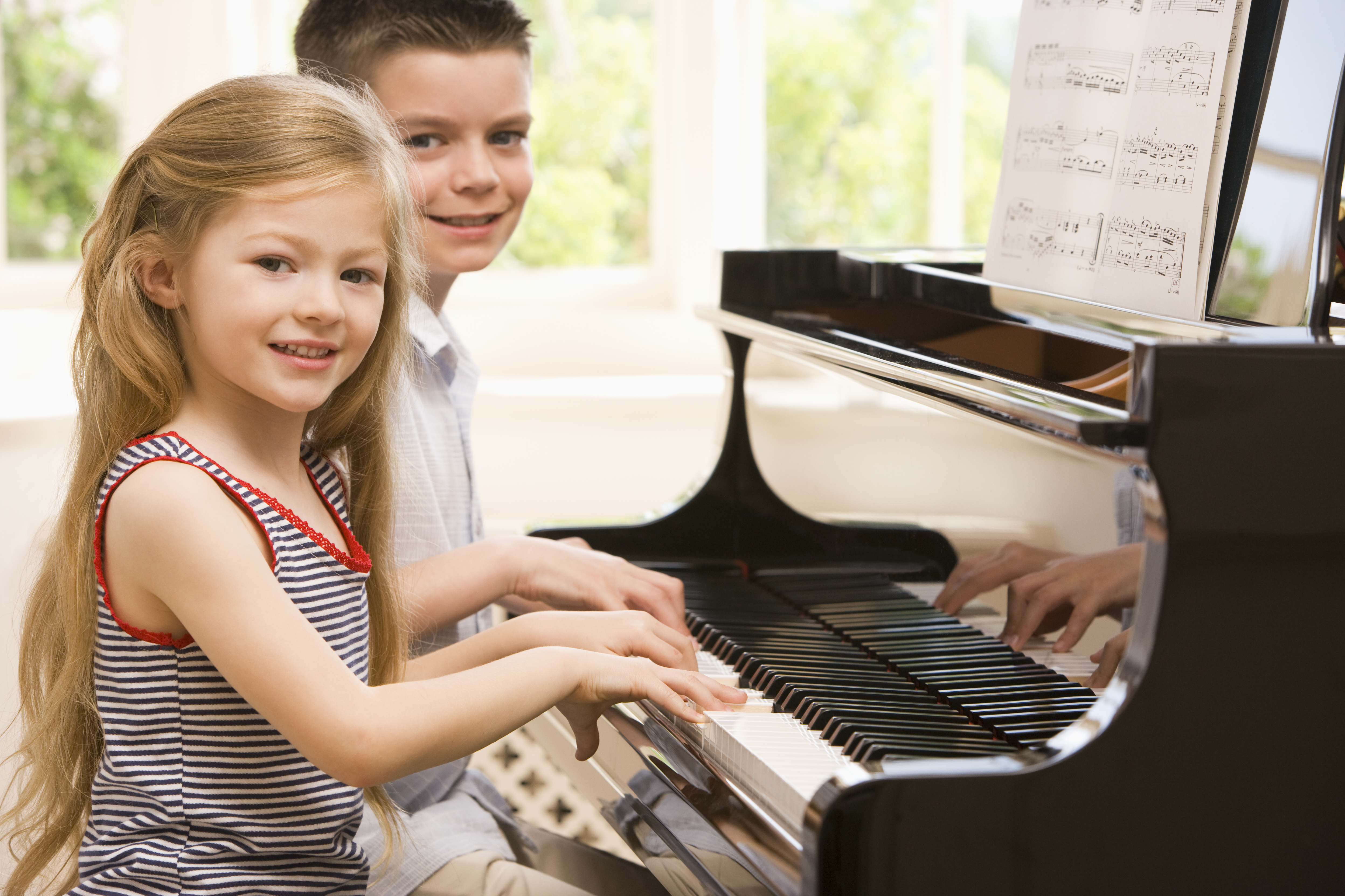 Воспитать художественный вкус. Дети в музыкальной школе. Фортепиано для детей. Музыкальное воспитание. Музыкальные инструменты для детей.