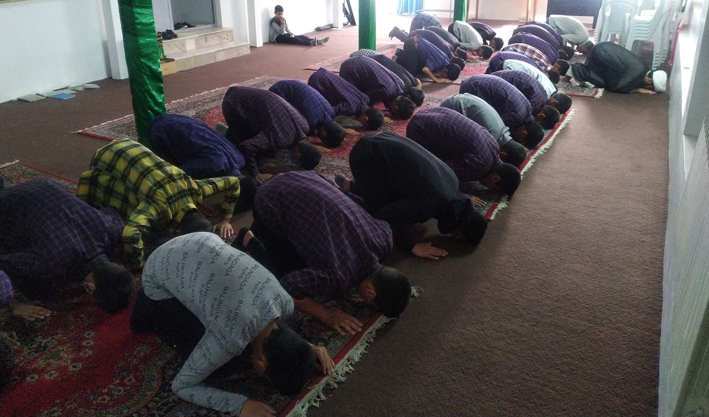 برگزاری نماز جماعت ظهر و عصر در دبیرستان افشار مشهد