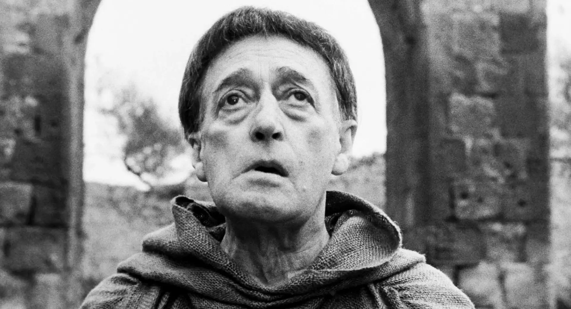 پدر در نقش راهبه مسیحی 