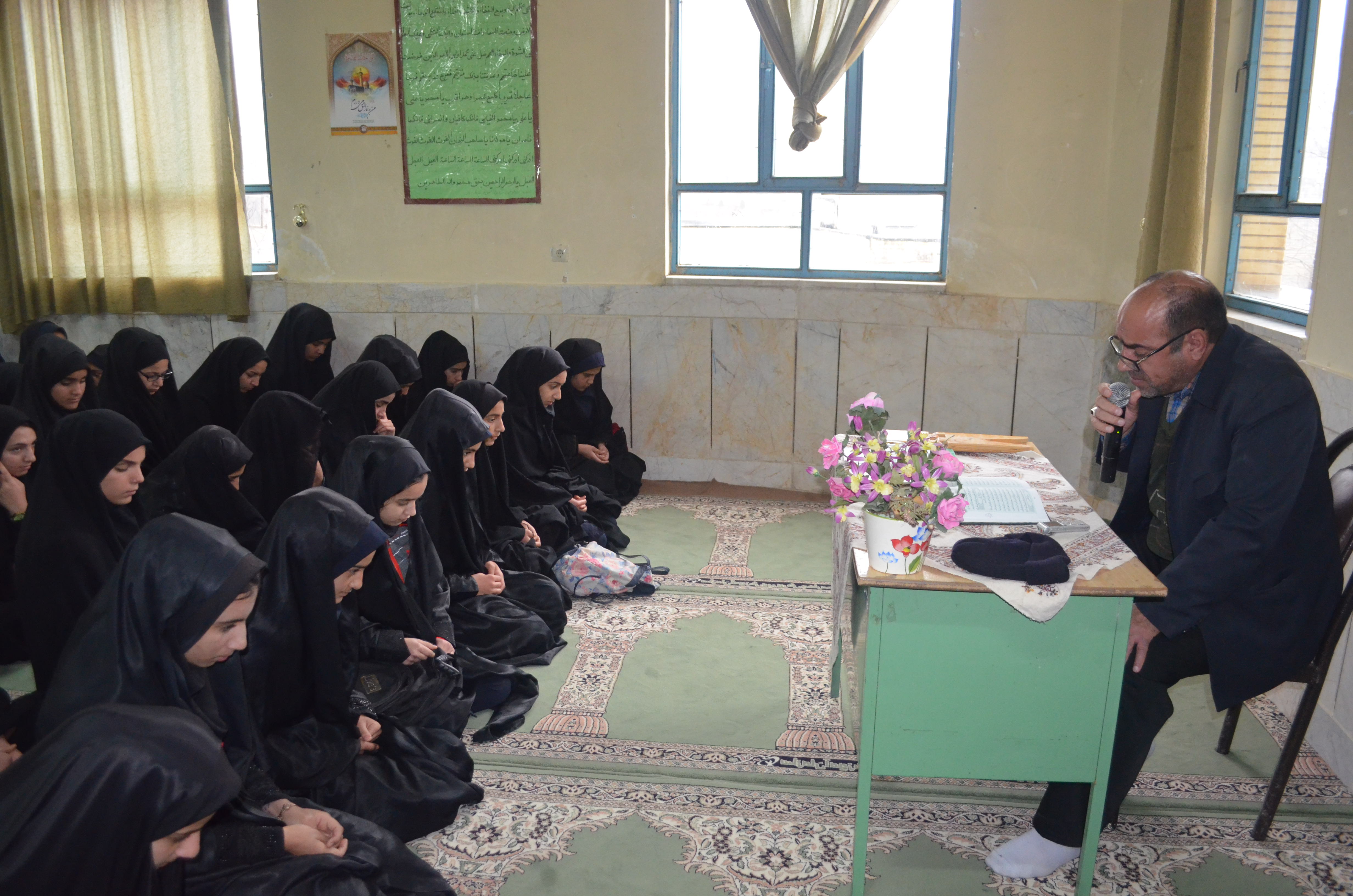 برگزاری محفل انس با قرآن درمدرسه کارودانش بخش میانکوی شهرستان اردل