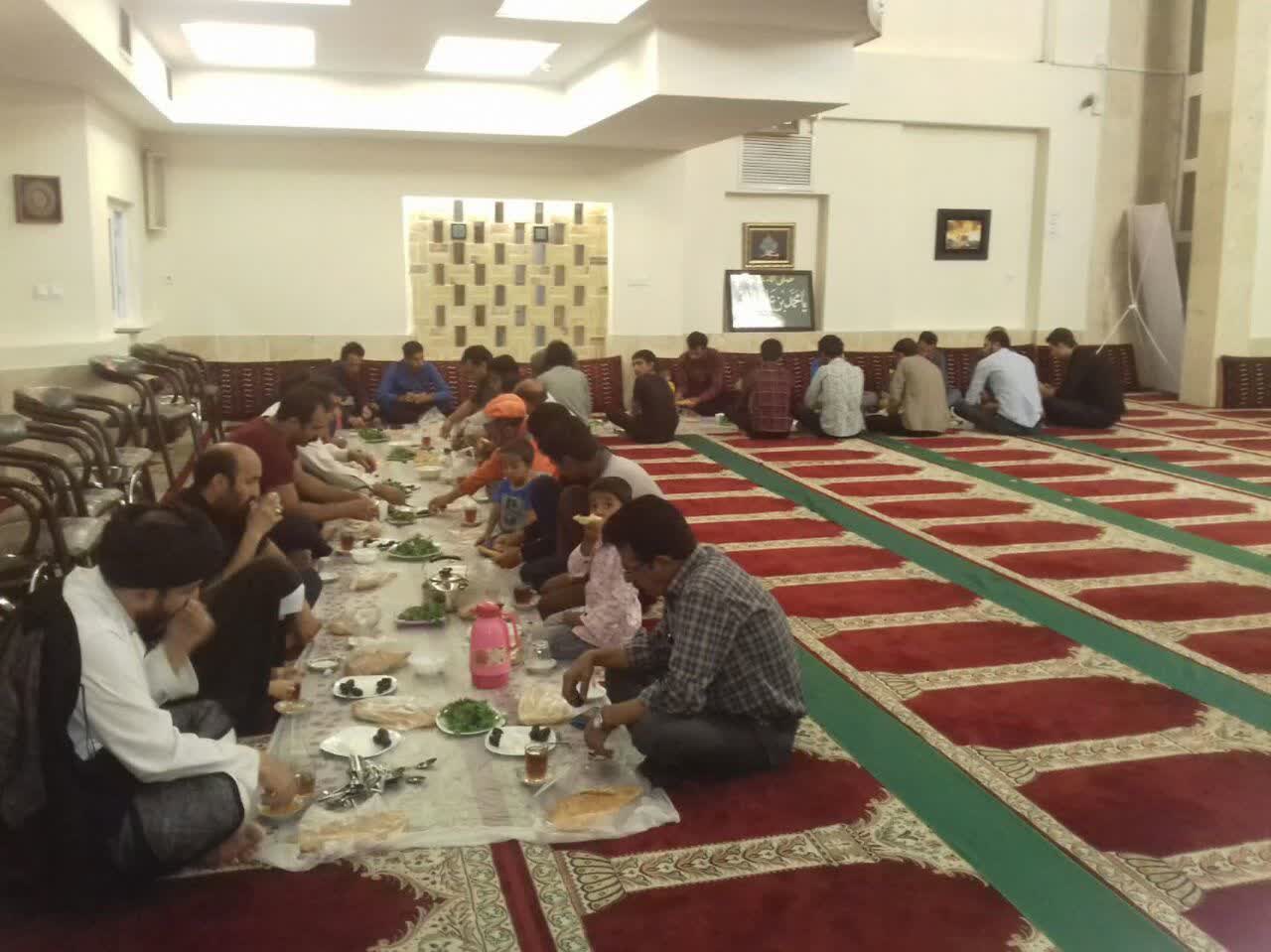 افطاری ساده ماه رمضان در مسجد امام خمینی مشهد