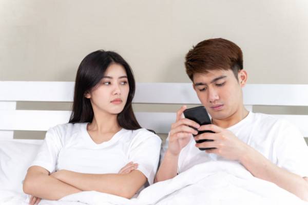 دلایلی که همسرتان گوشی شما را چک می کند