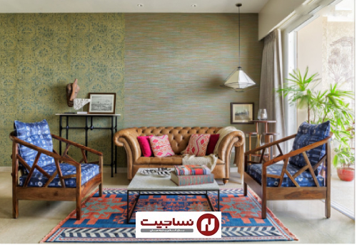 طراح از یک فرش طرح‌دار برای لنگر انداختن مبل چسترفیلد و تودوزی طرح‌دار صندلی‌های چوبی استفاده کرده است تا فضایی غیر متعارف برای نشیمن ایجاد کند.