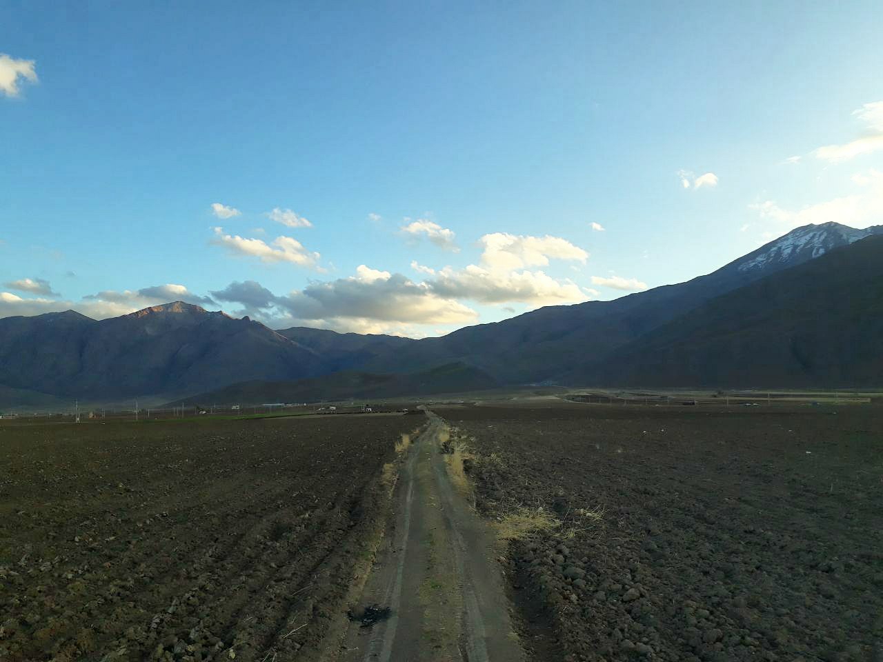 📷 بارش اولین برف پاییزی بر فراز دالانکوه از نمای دشت قهیز دامنه