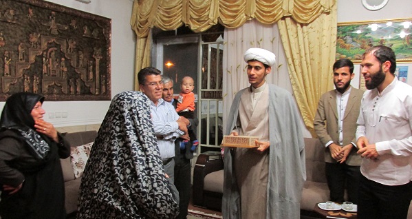 طلاب محترم در منزل شهید جوکار حاضر شدند