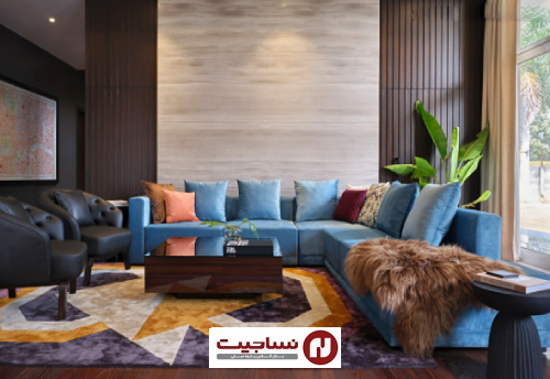 استفاده هوشمندانه از رنگ و بافت، فضایی مجلل را به دکور این اتاق نشیمن توسط استودیو طراحی اکتا خانا القا می کند. بافت مخملی فرش طرح دار مناطقی از سایه روشن و تیره را نشان می دهد و یک ویژگی برجسته را تشکیل می دهد.