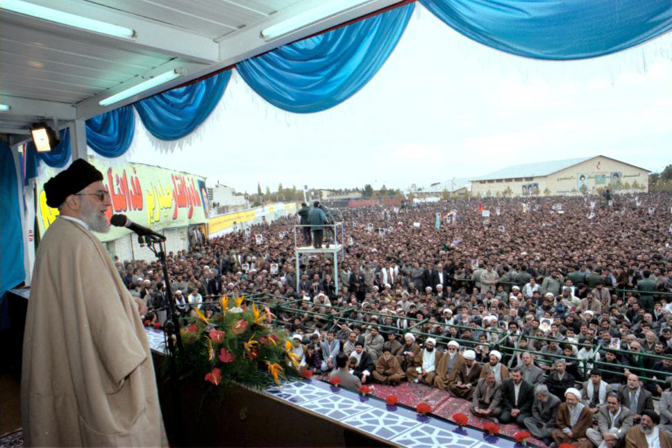 مقام معظم رهبری در دیدار مردم ساوه - ۱۳۷۹