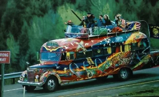 اتوبوس اعضای گروه Merry Pranksters با نام furthur