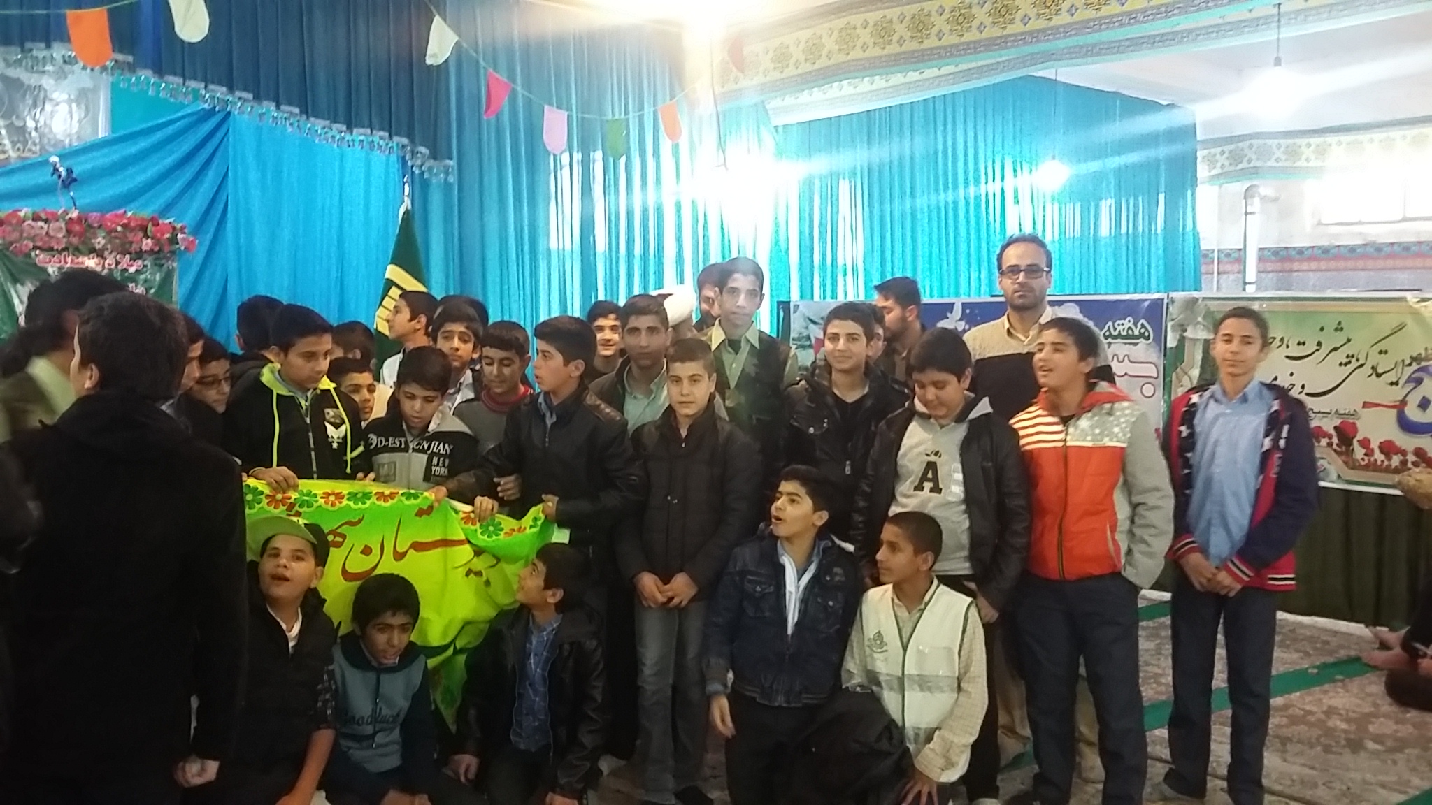 حضور دانش آموزان و اعضای شورای دانش آموزی دبیرستان، در نماز جمعه شهرستان  فارسان :: دبیرستان شهید خالد اسلامبولی گوجان