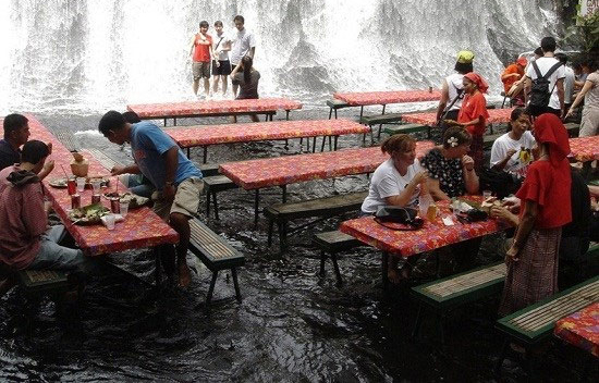 رستوران فلیپینی زیر آبشار