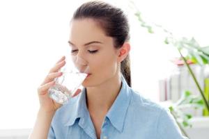باورهای غلط درمورد خوردن 8 لیوان آب در روز