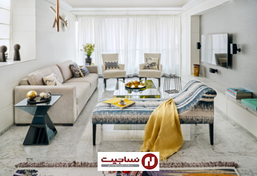 اگر به سادگی علاقه دارید، پس ببینید که چگونه یک صندلی راحتی طرح دار را با مبل و صندلی های سفید مایل به زرد ترکیب کرده است که پایه ای خنثی برای کوسن های طرح دار تشکیل می دهد. حال و هوای آرام و آرامش بخشی را القا می کند.