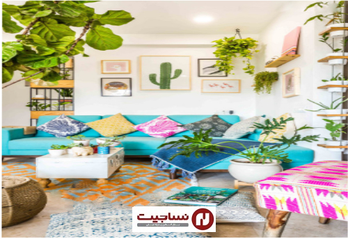مبل آبی روشن با صندلی صورتی طرح‌دار و فرش زرد طرح‌دار در این اتاق نشیمن ترکیب می‌شود تا فضایی شاد رنگی ایجاد کند.