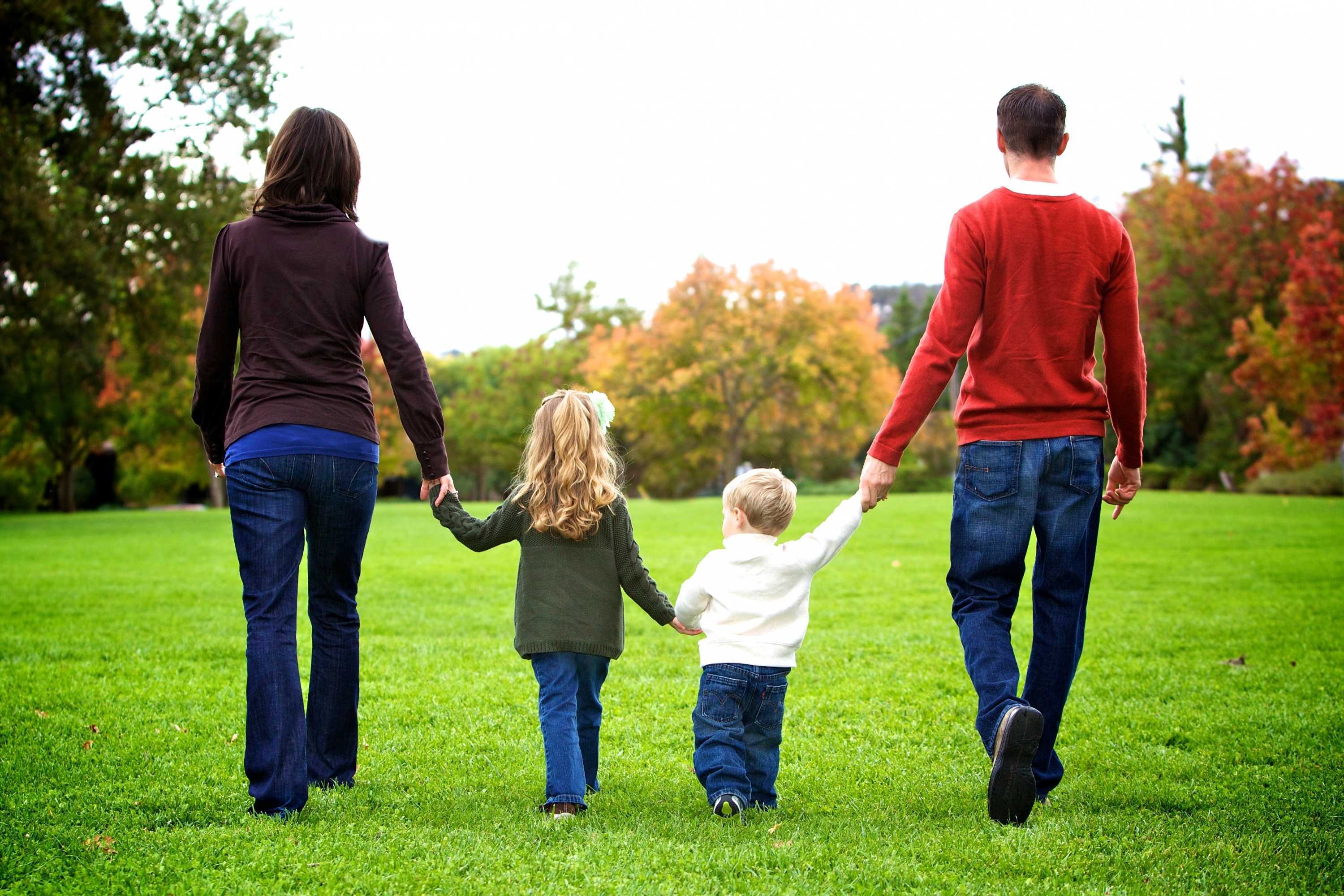 T parents. Счастливая семья парк. Родители с ребенком идут. Фотосессия семьи. Ребенок с родителями со спины.