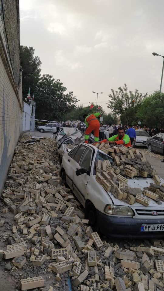 ورزشگاه در اصفهان فروریخت 