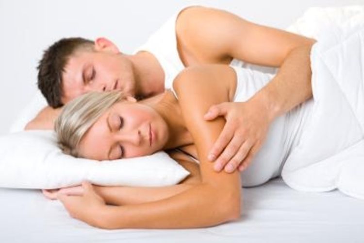 پوزیشن خوابیدن شویی تصویری | چگونه دو نفره بخوابیم؟