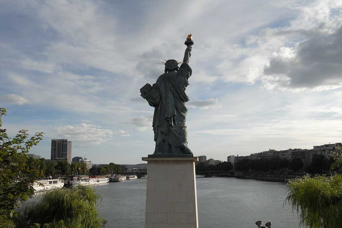 مجسمه آزادی در Pont de l'Alma