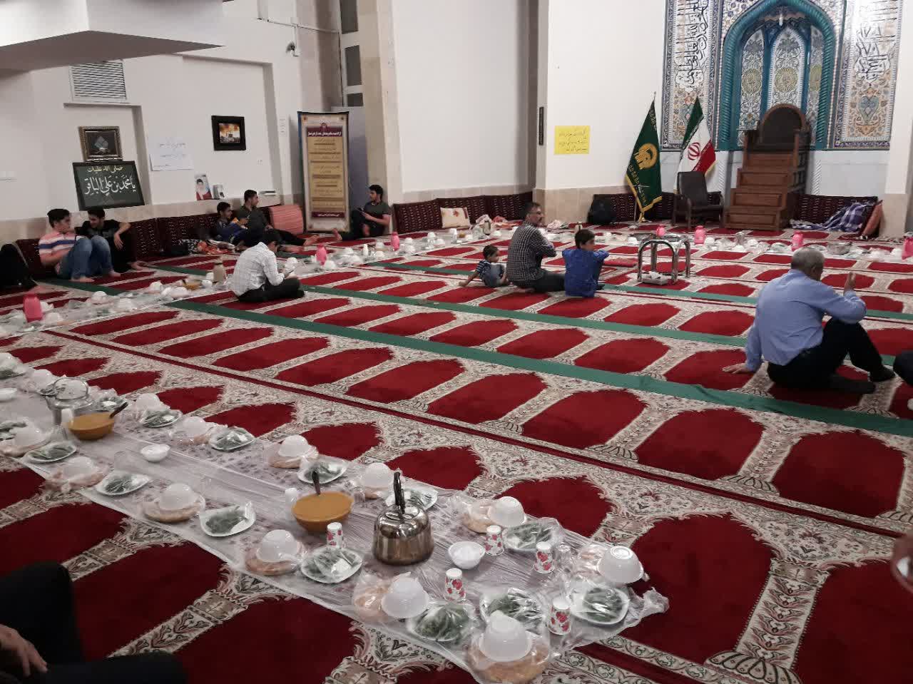 افطاری ساده در مسجد امام خمینی مشهد