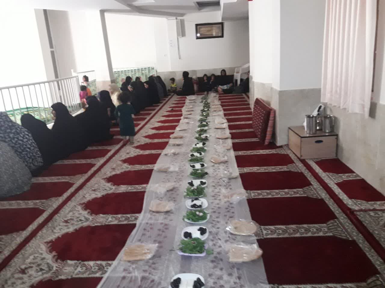 سفره افطار ساده در مسجد امام خمینی مشهد