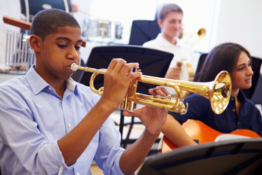 نواختن موسیقی چگونه باعث دگرگونی مغز نوجوانان می گردد