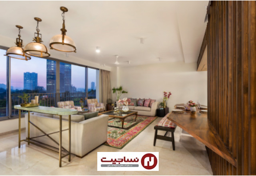 یک فرش طرح دار رنگ و طراوت را به این اتاق نشیمن با رنگ خنثی می بخشد. رنگ های فرش روی کوسن ها تکرار می شود.