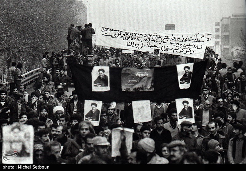 مردم عکس های امام خمینی که از سال های قبل داشتند بالای دست گرفتند و راهپیمایی کردند