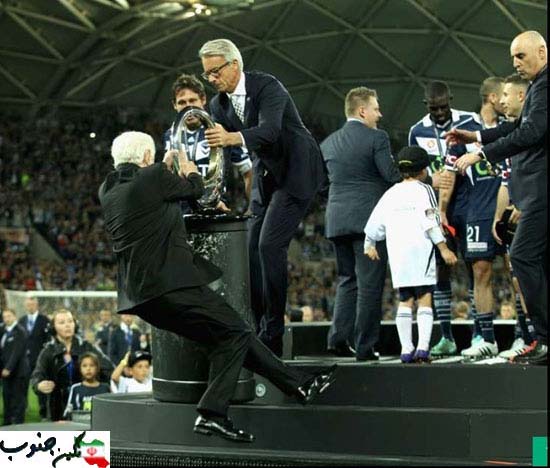 کله پا شدن رئیس فدارسیون فوتبال استرالیا در اختتامیه لیگ (تصاویر)